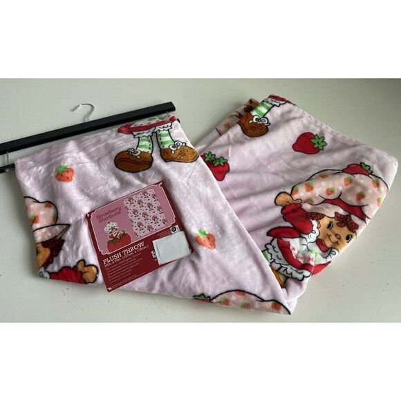 Strawberry Shortcake 50 X 70” Soft Plush Throw Blanket Retro Classic NEW - Picture 1 of 12